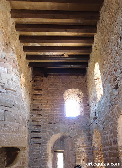 Interior de la toore del homenaje