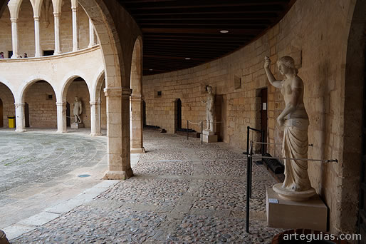 Galer&iacute;a del patio de armas de esta fortificaci&oacute;n mallorquina