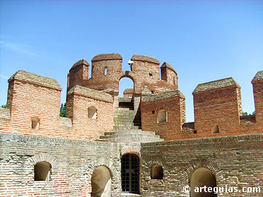 Almenas y torreón angular