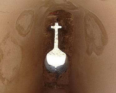 Una de las múltiples saeteras abiertas en la barbacana