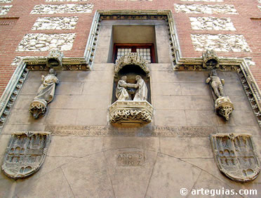 Detalle de la portada de acceso a la zona noble desde el patio de armas