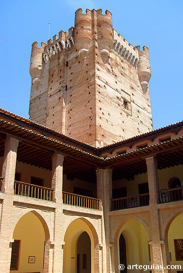 Torre del homenaje desde el patio de armas