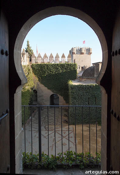 Patio de armas visto desde el interior de la Torre Redonda