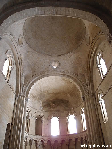 El interior de la iglesia de San Pedro es de lo mejor que contiene el castillo de Loarre