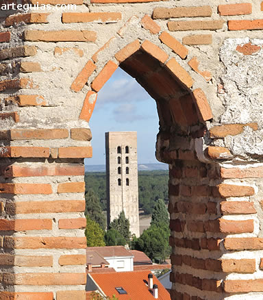 La Torre de San Nicolás desde la terraza del castillo