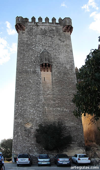 Torre del Homenaje desde el aparcamiento junto a la puerta del castillo