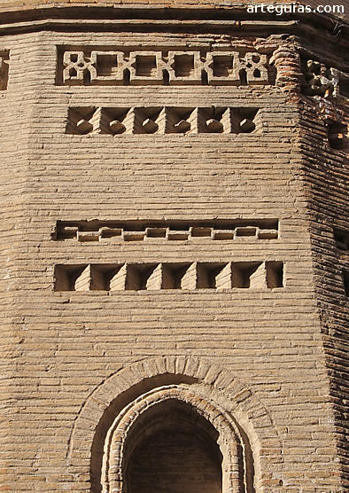 Detalle del cuerpo inferior medieval del ábside de la colegiata