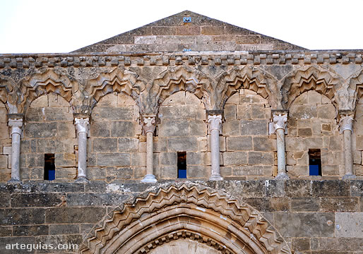 Arcos con chevrons sobre columnas de la fachada