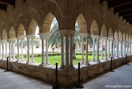 Arquer&iacute;as del claustro de la catedral de Cefal&uacute;