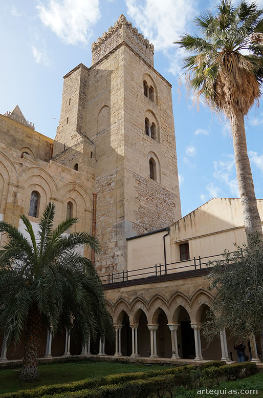 Claustro y campanario