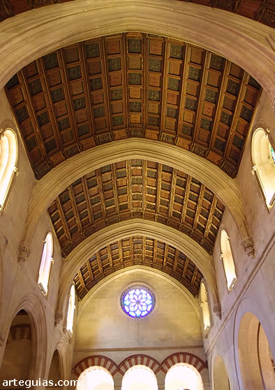 Arcos y techumbre de madera de la Capilla de Villaviciosa
