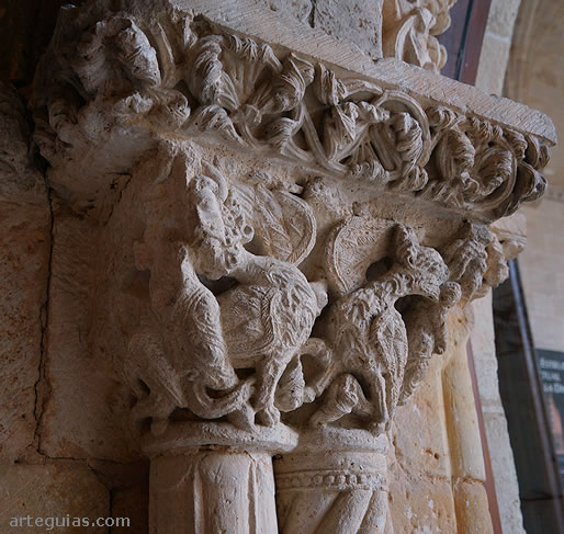Capitel con arp&iacute;a y dragones en la sala capitular