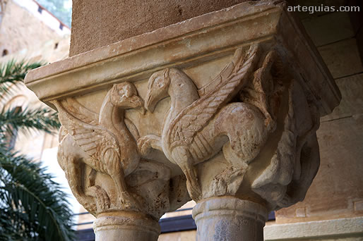 Capitel de grifos en el claustro