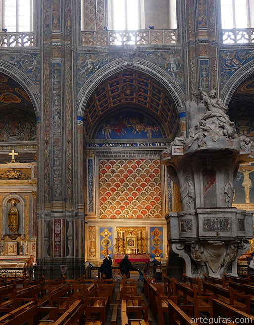 La Catedral de Albi tiene una nave ya los lados numerosas capillas
