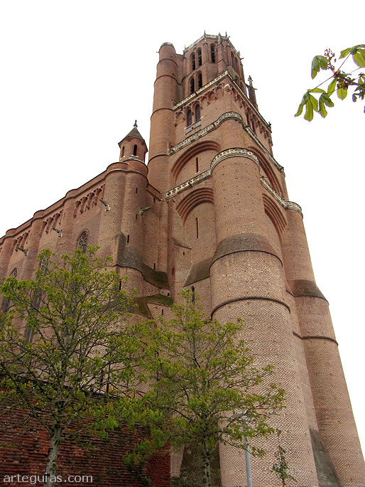 Torre campanario de casi 80 metros de altura