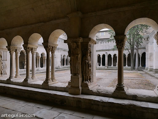 Claustro de la catedral de Arl&eacute;s. Panda rom&aacute;nica