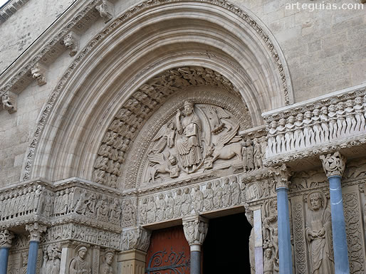 Portada de la antigua Catedral de Arl&eacute;s, Francia