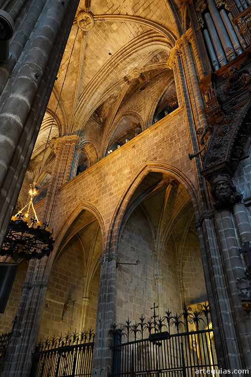 Por encima de las capillas laterales se construy&oacute; una "especie" de tribuna