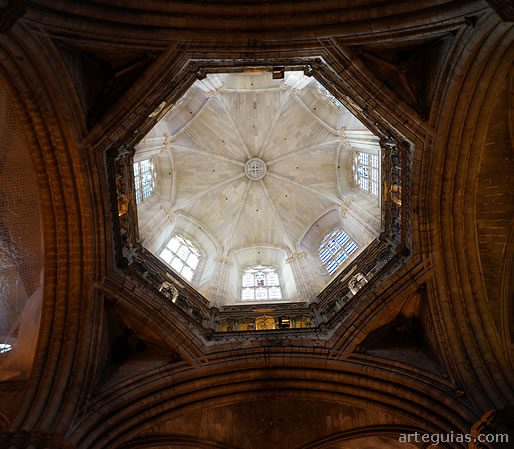 Tampoco el cimborrio es aut&eacute;ntico sino un postizo a&ntilde;adido a comienzos del siglo XX