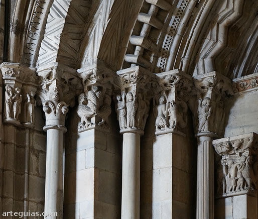 Capiteles y relieves rom&aacute;nicos en la puerta claustral