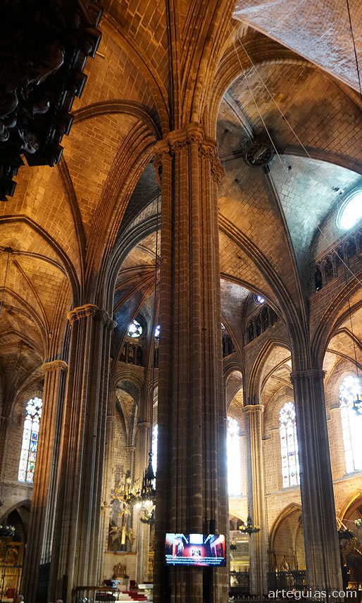 Pilares y arcos formeros de separaci&oacute;n de las tres naves