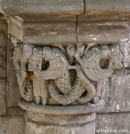 Catedral de B&eacute;ziers: capitel con hombres y dragones