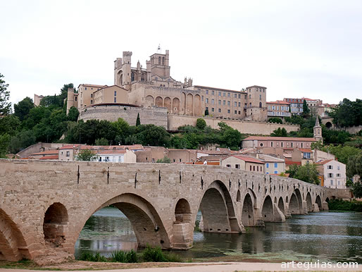 B&eacute;ziers y el puente sobre el r&iacute;o Orb