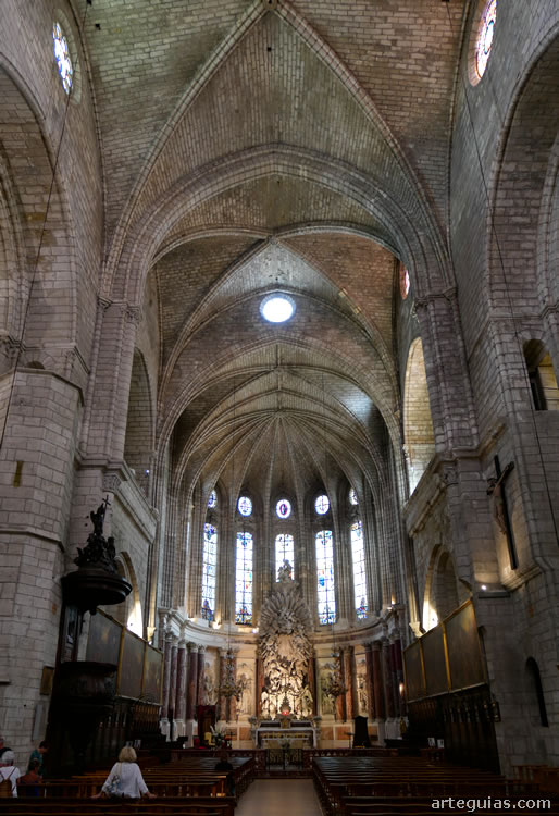Interior de la Catedral de B&eacute;ziers con la cabecera al fondo