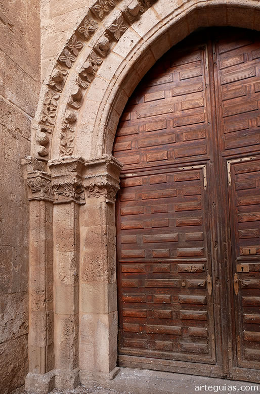 Puerta del siglo XIII