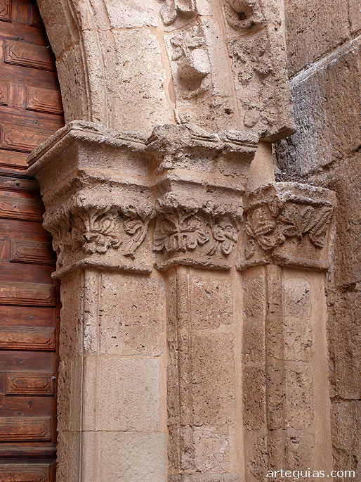 Jambas y decoración vegetal de esta puerta