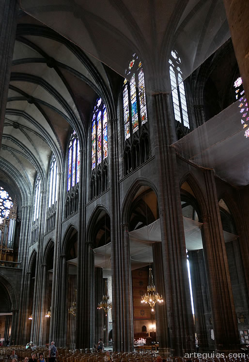 Magn&iacute;fico aspecto de la catedral, joya de Auvernia