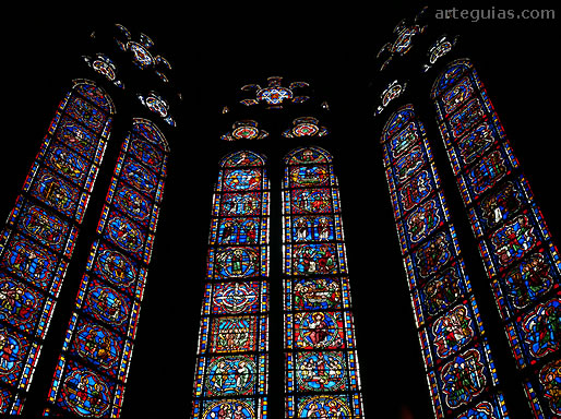 Vidrieras de una de las capillas radiales