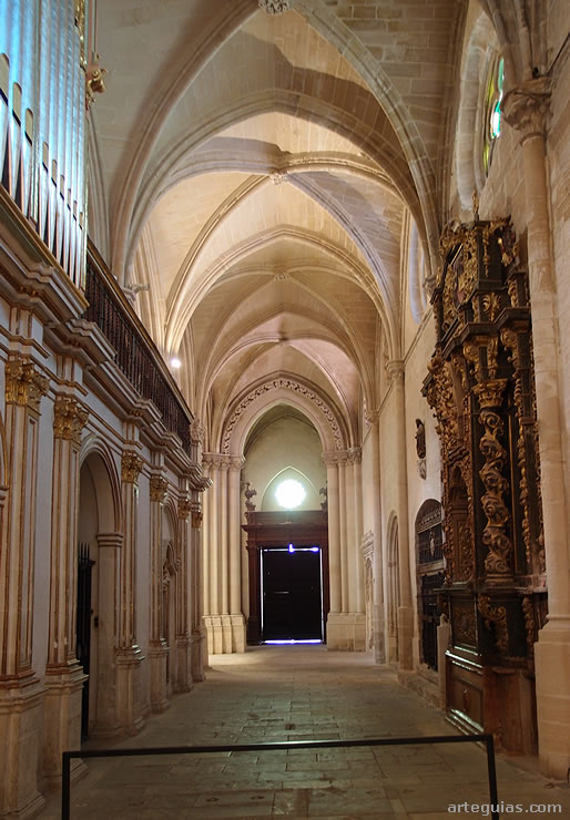 Nave lateral con bóvedas de crucería simple