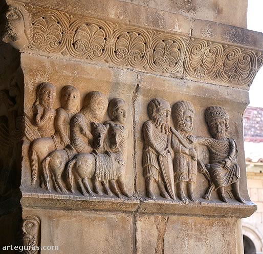 Relieve rom&aacute;nico en uno de los pilares del claustro de la catedral de Elna