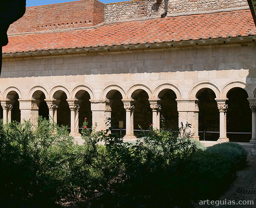 Una de las arquer&iacute;as del claustro