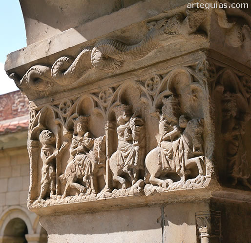 Uno de los pilares del claustro con un relieve g&oacute;tico del viaje de los Magos