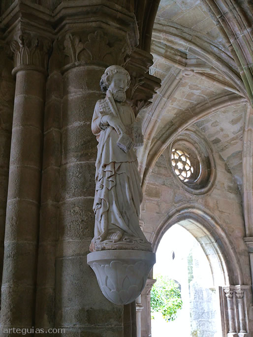 Estatua de San Pedro en el claustro catedralicio