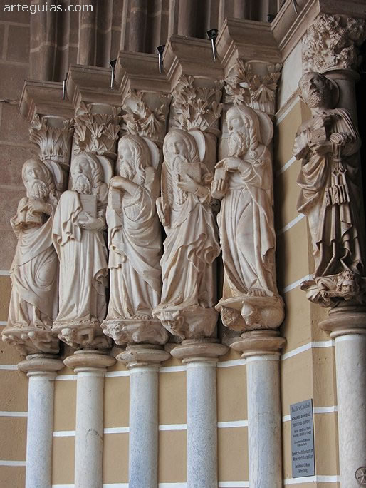 Detalle de la portada con seis ap&oacute;stoles