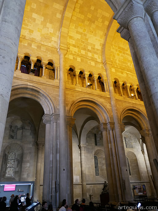 Nave centraL formeros, triforio y b&oacute;veda de medio ca&ntilde;&oacute;n