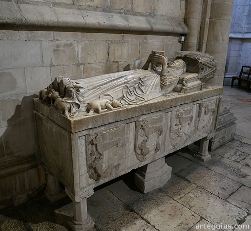 Sarc&oacute;gafo en la cabecera de la Catedral de Lisboa