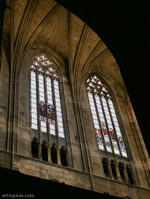 Catedral de Narbona: dos ventanales del claristorio y debajo el triforio