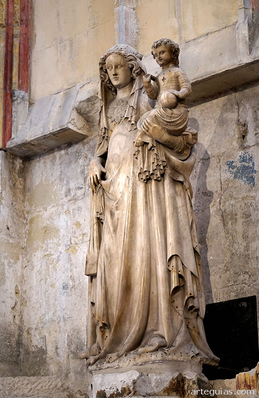 El retablo g&oacute;tico est&aacute; presidido por una imagen de la Virgen con el Ni&ntilde;o