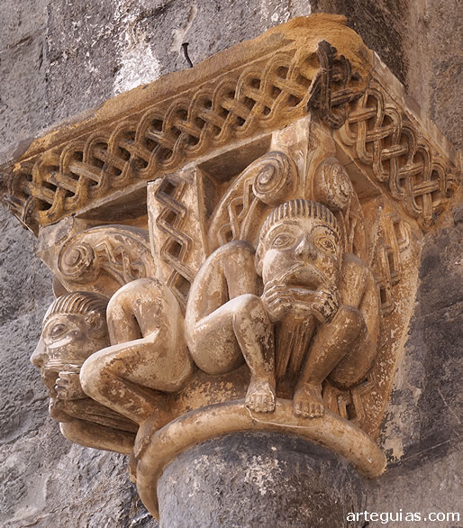 Catedral de Oloron-Sainte-Marie, Francia: capitel con hombres en cuclillas