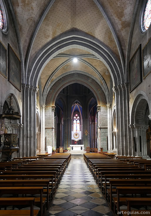 Aspecto interior de la Catedral de Oloron-Sainte-Marie, Francia