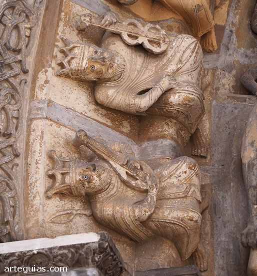 Arquivolta con ancianos del Apocalipsis