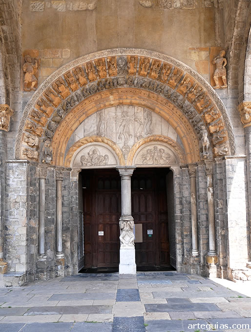 Catedral de Oloron-Sainte-Marie, Francia: portada rom&aacute;nic