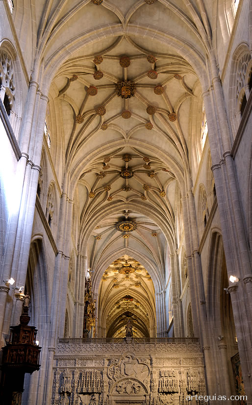 B&oacute;vedas de crucer&iacute;a estrellada de la nave central de la catedral