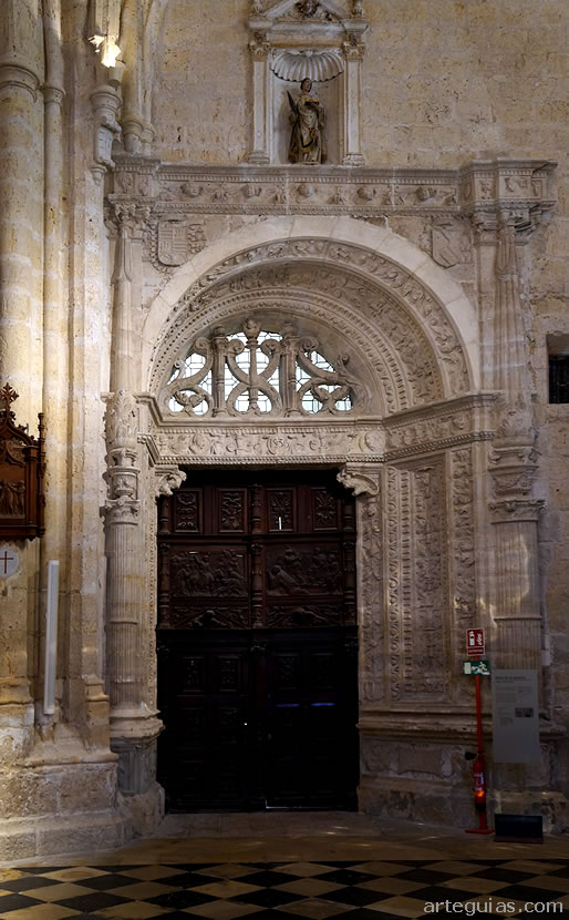 Puerta renacentista que comunica la catedral con el claustro