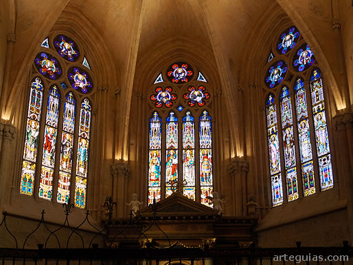 Ventanales de una de las capillas de la cabecera