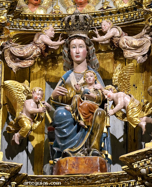 Virgen g&oacute;tica en el retablo